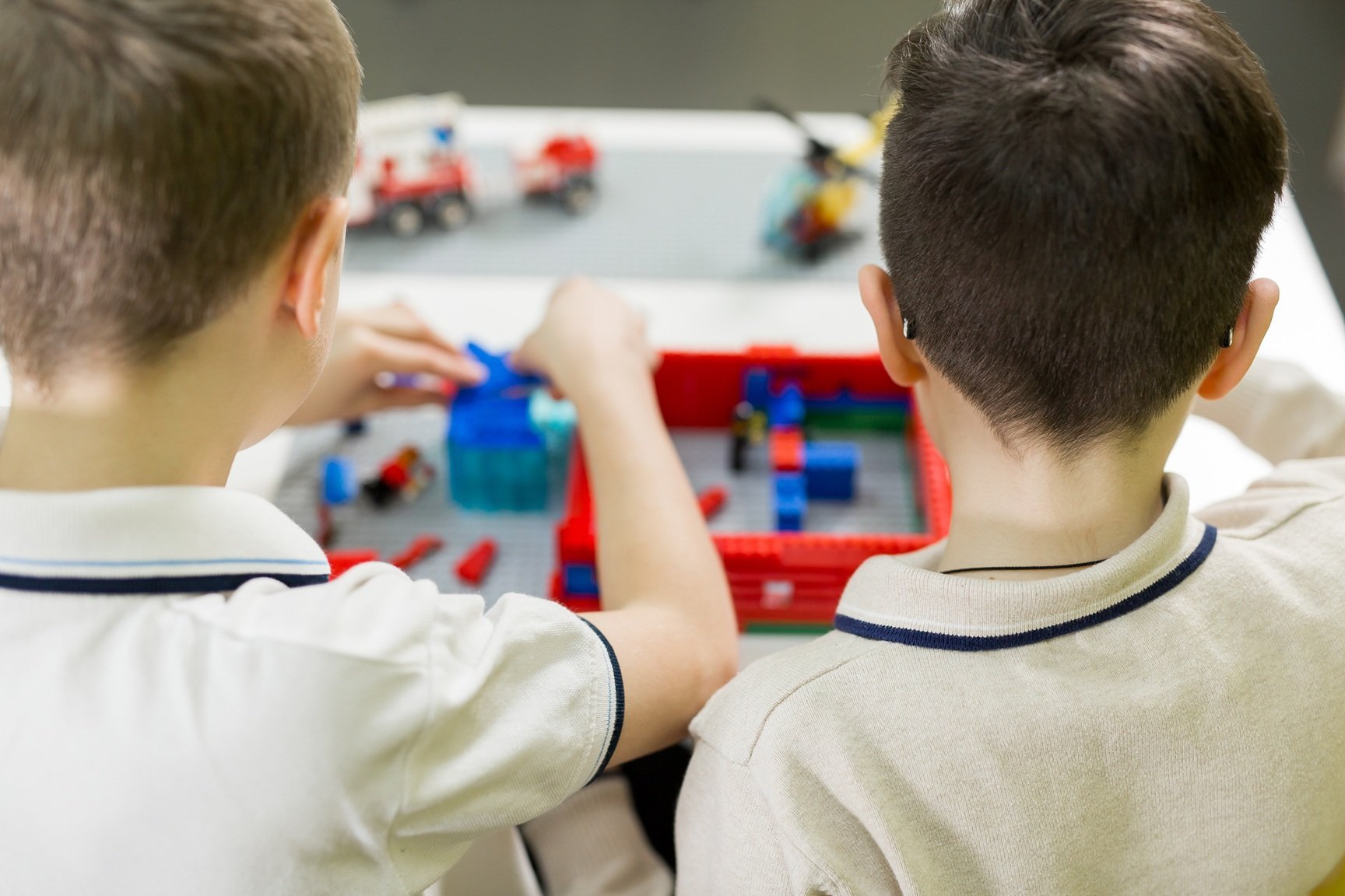 children-play-in-the-designer-at-the-table-2026-03-09-01-50-37-utc